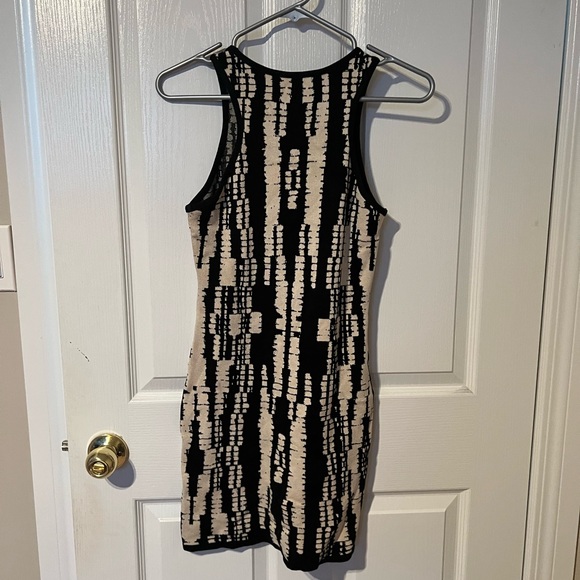 Forever 21 black and beige geometric print dress! Size large! Worn 1 time - Picture 4 of 5